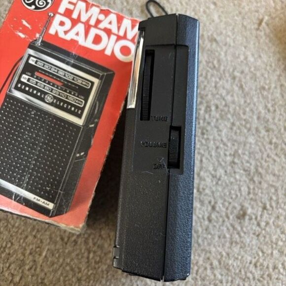 GE General Electric 7-2500 FM-AM Radio *Read* - Picture 3 of 10